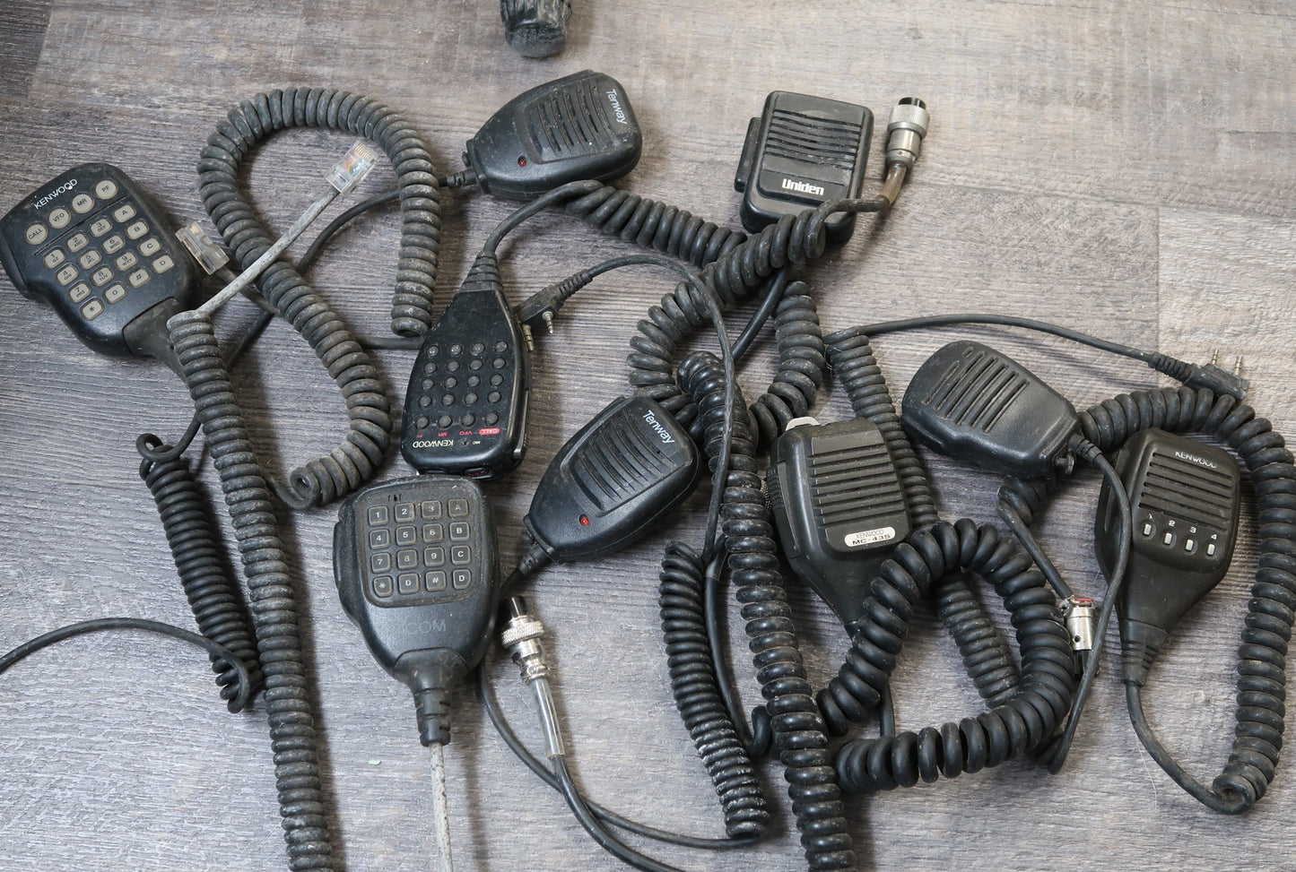 U18582 AS IS Miscellaneous Handheld Transceiver & Accessory Lot Estate Deal