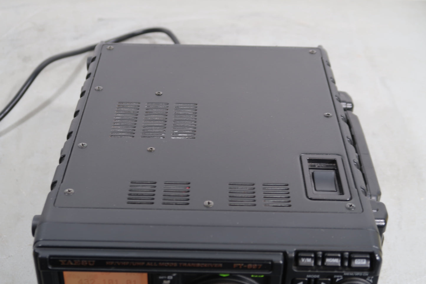 U18986 Used Yaesu FT-897 HF/VHF/UHF All-Mode Transceiver w/ FP-30C & Apache 4800 Case