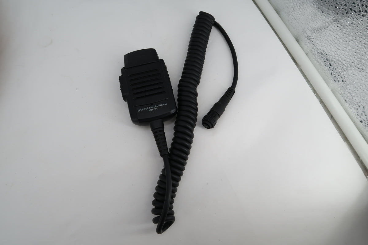 U20492 Used Yaesu VX-8DR 50/144/430 Triple-Band Heavy Duty Submersible Transceiver