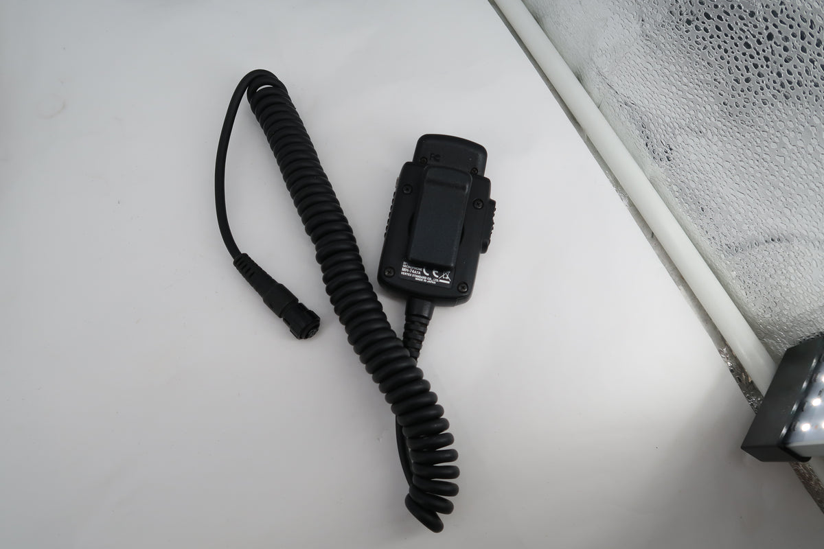 U20492 Used Yaesu VX-8DR 50/144/430 Triple-Band Heavy Duty Submersible Transceiver